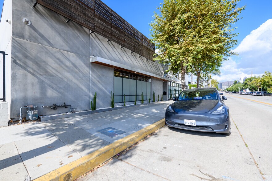 923 Cole Ave, Los Angeles, CA à vendre - Photo de l’immeuble – Image 3 sur 15