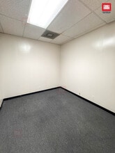 23734 Valencia Blvd, Valencia, CA à louer Photo intérieure– Image 2 sur 4