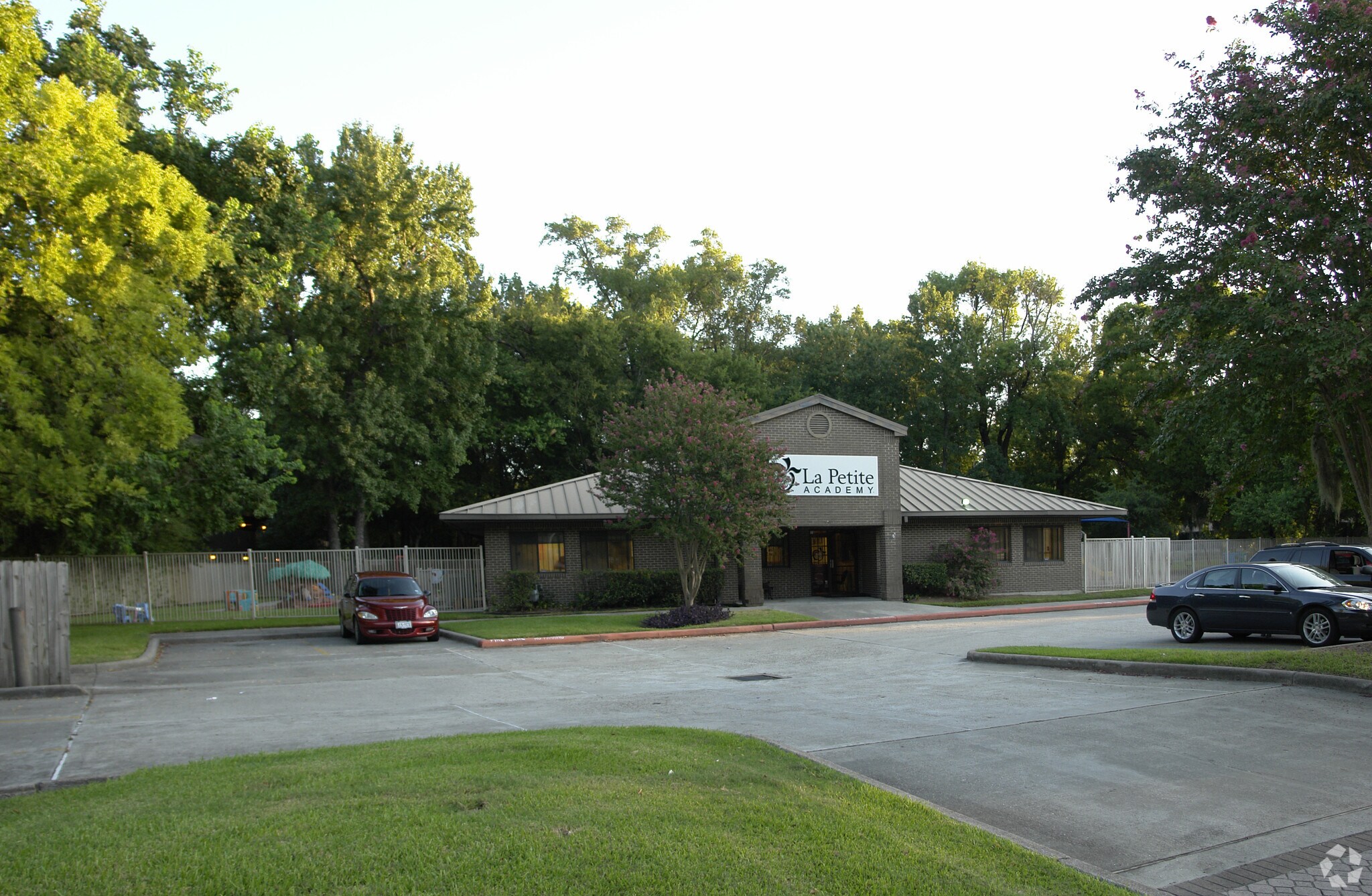 225 Benmar Dr, Houston, TX à louer Photo principale– Image 1 sur 37