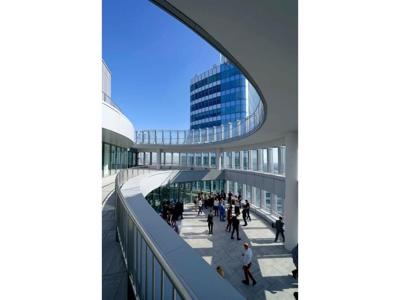 4 Place Des Saisons, Courbevoie à louer - Photo de l’immeuble – Image 2 sur 21