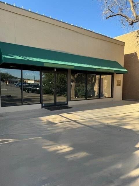 2101 W Wadley Ave, Midland, TX à louer Photo de l’immeuble– Image 1 sur 5