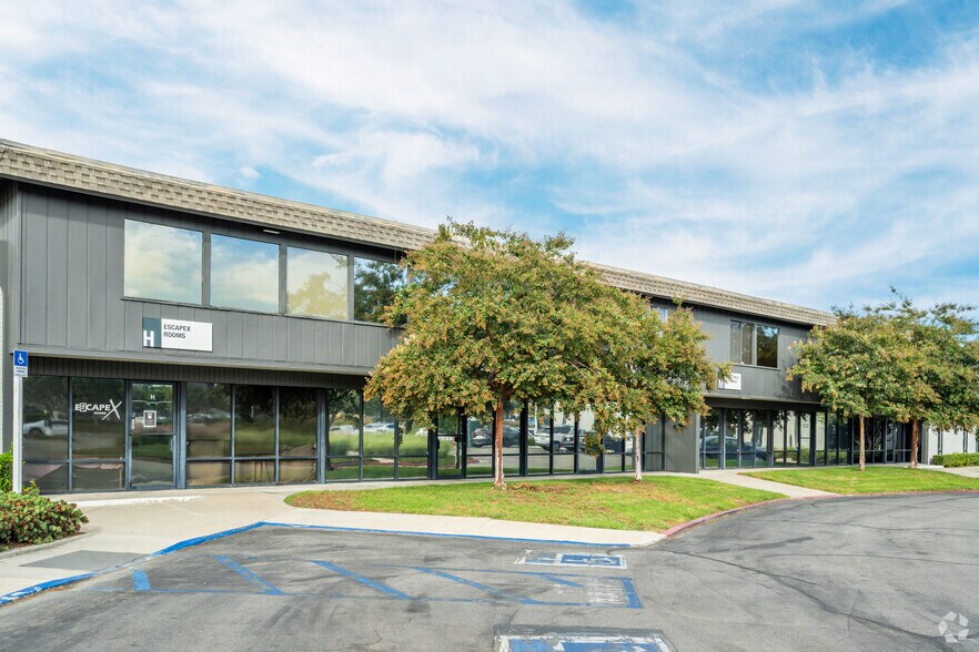 17981 Sky Park Cir, Irvine, CA à louer - Photo de l’immeuble – Image 2 sur 4