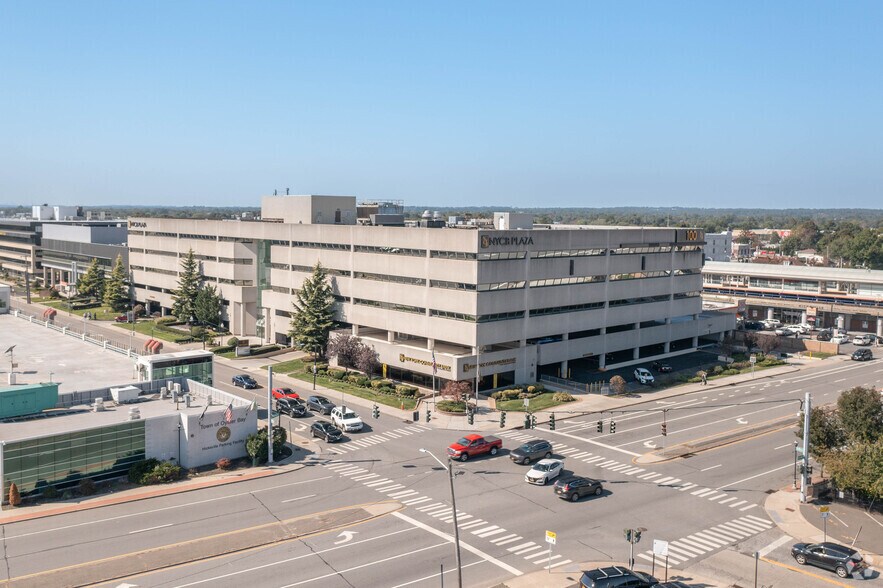 100 Duffy Ave, Hicksville, NY à louer - Photo de l’immeuble – Image 3 sur 8