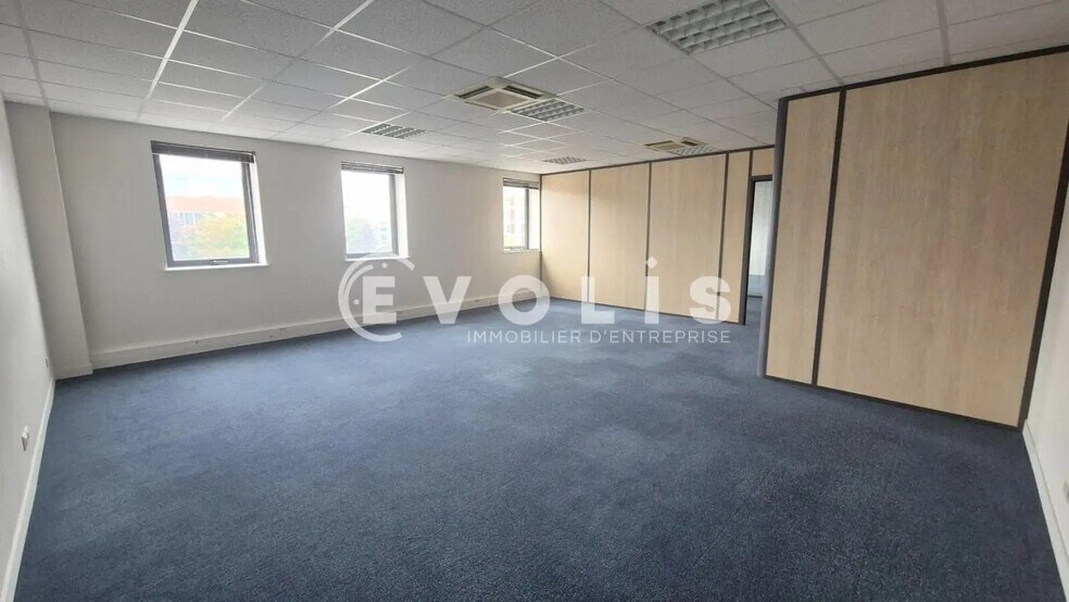 Bureau dans Bussy-Saint-Georges à vendre - Photo de l’immeuble – Image 3 sur 8