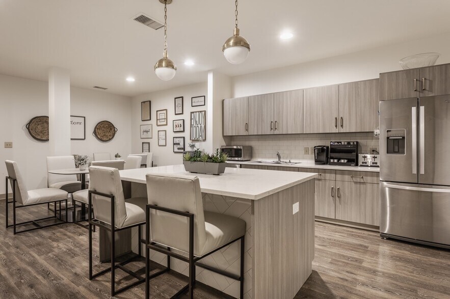 8710 N Meridian St, Indianapolis, IN à vendre - Photo de l’immeuble – Image 3 sur 3