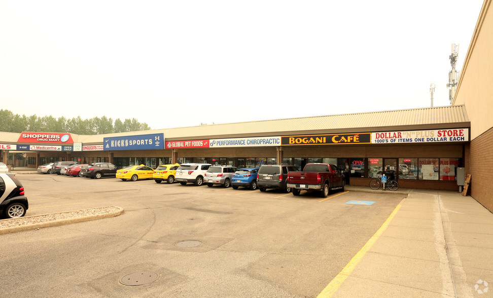 2021-2037 111 St NW, Edmonton, AB à louer - Photo principale – Image 1 sur 2