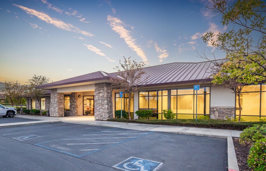 945 Orchard Creek Ln, Lincoln, CA à vendre - Photo de l’immeuble – Image 3 sur 13