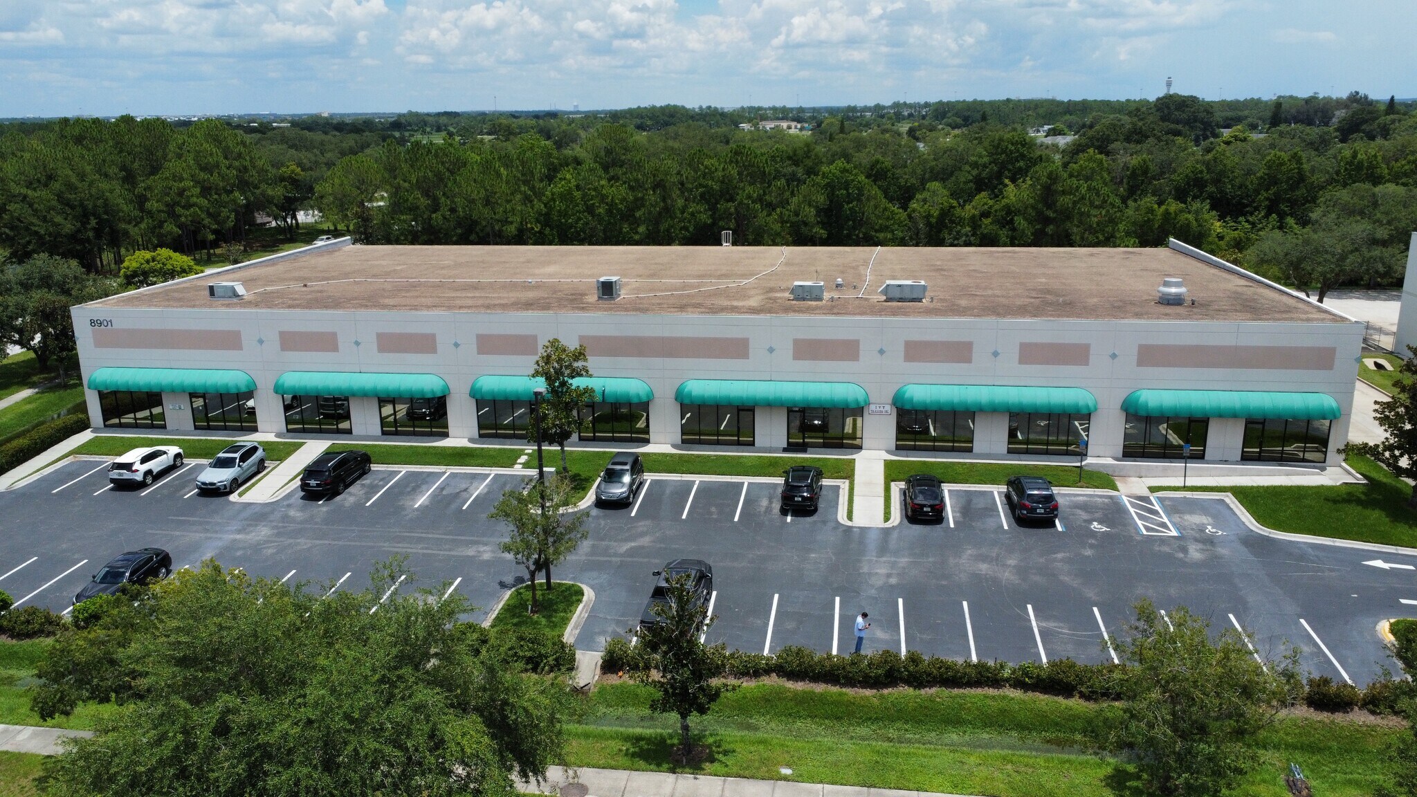 8901 Boggy Creek Rd, Orlando, FL à louer Photo principale– Image 1 sur 6