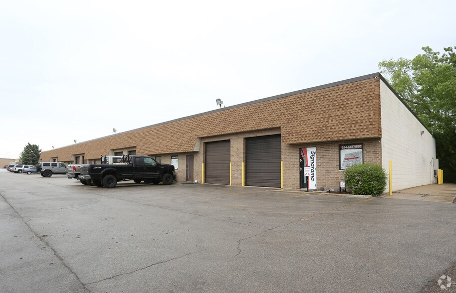 28039 W Commercial Ave, Lake Barrington, IL à louer - Photo de l’immeuble – Image 2 sur 16