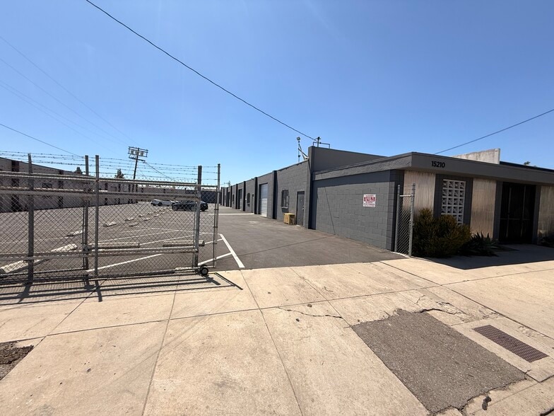 15208-15210 Stagg St, Van Nuys, CA à louer - Photo de l’immeuble – Image 2 sur 4