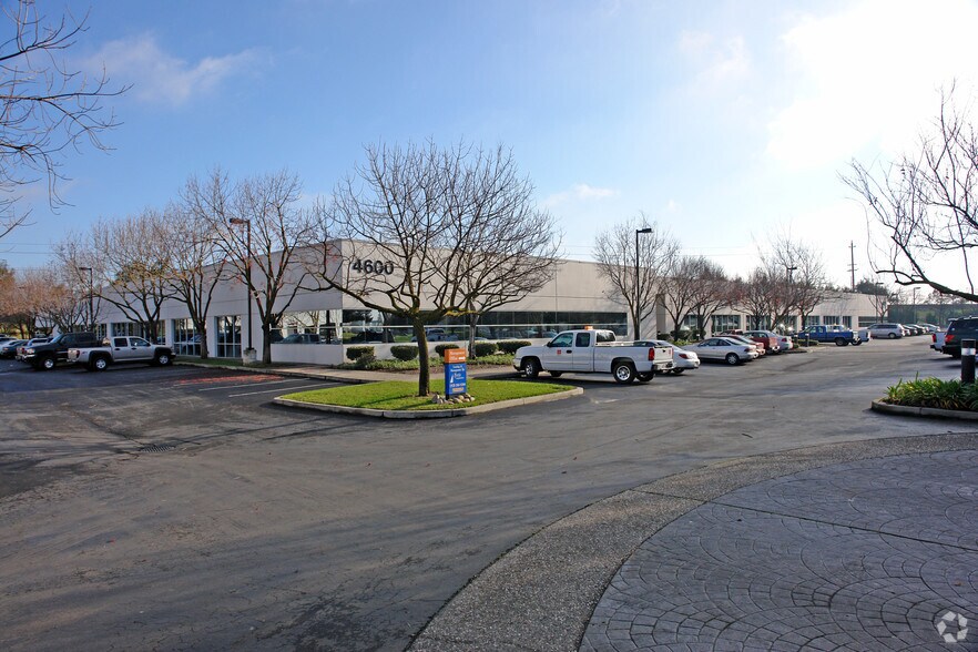 4600 Northgate Blvd, Sacramento, CA à louer - Photo de l’immeuble – Image 2 sur 14