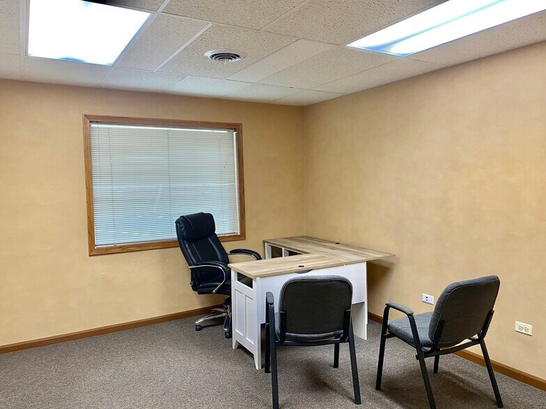 1216 N Seminary Ave, Woodstock, IL à louer - Photo intérieure – Image 3 sur 9
