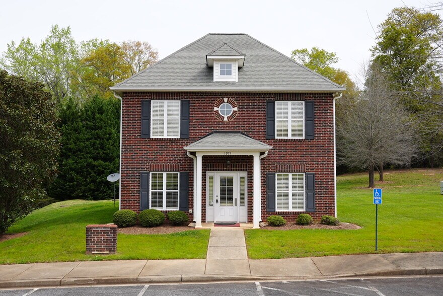 1971 S Pine St, Spartanburg, SC à louer - Photo principale – Image 1 sur 2