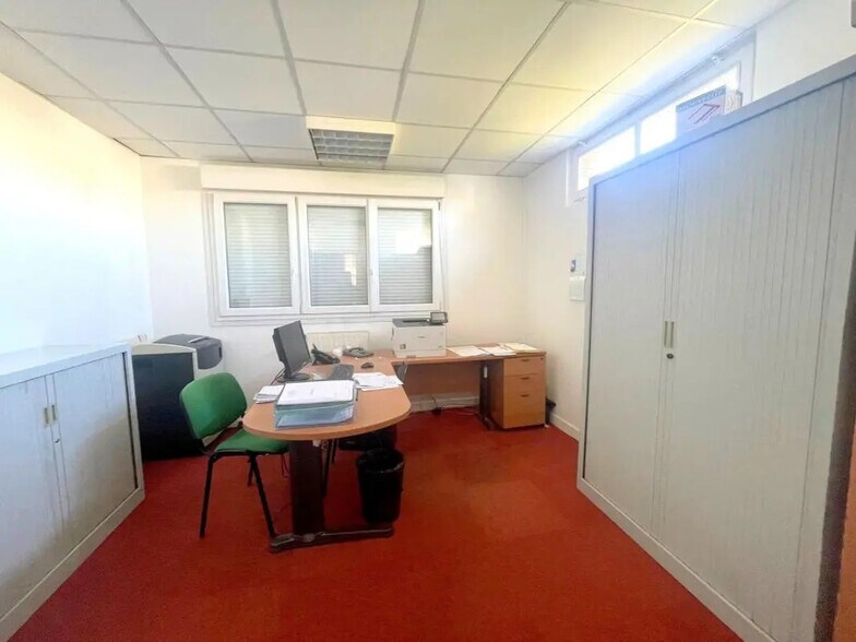 Bureau dans Poissy à vendre - Photo de l’immeuble – Image 2 sur 13