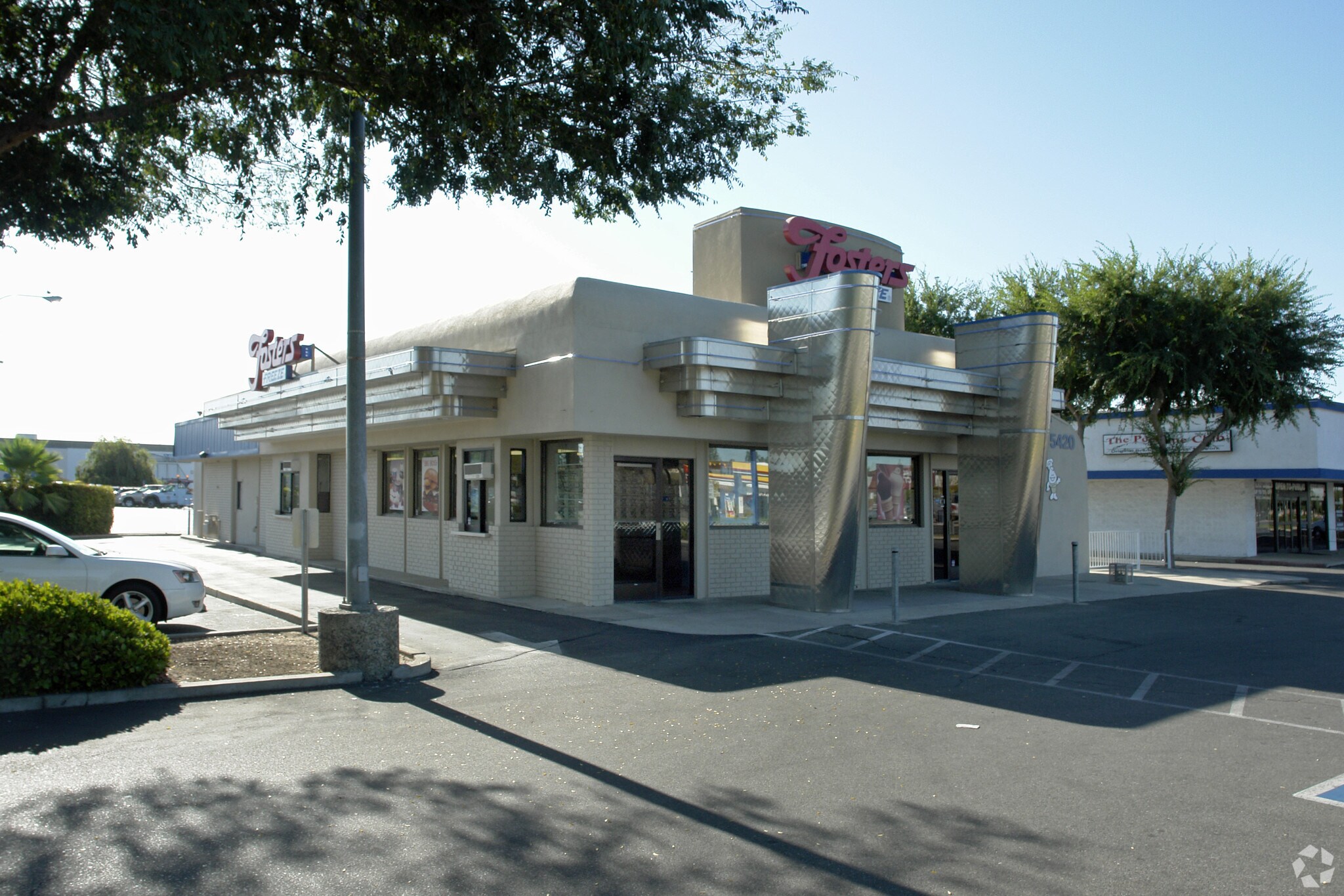5420 N Blackstone Ave, Fresno, CA à vendre Photo principale– Image 1 sur 10