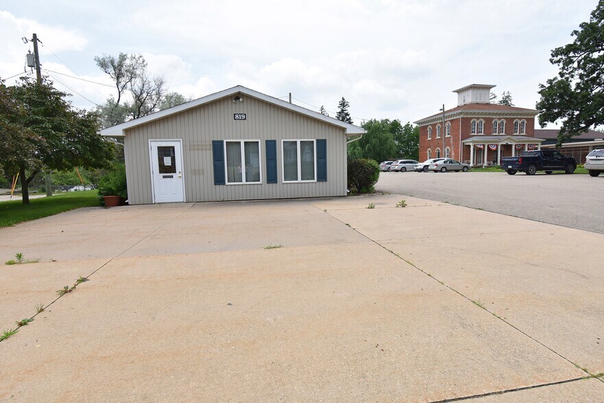 819 1st St E, Independence, IA à vendre - Photo de l’immeuble – Image 2 sur 8