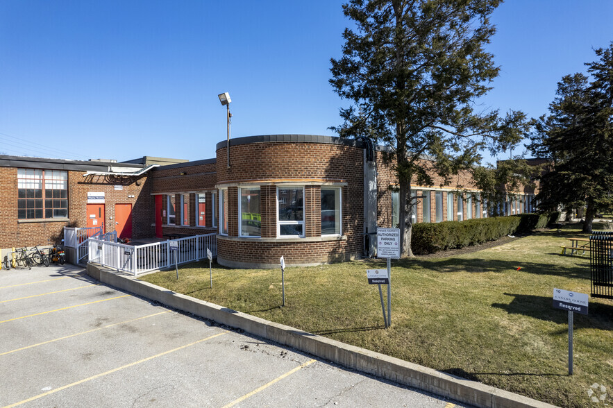 250 Bowie Ave, Toronto, ON à louer - Photo de l’immeuble – Image 3 sur 7