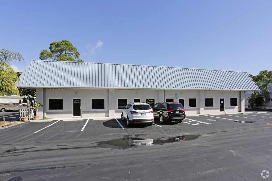2238 Hemingway Dr, Fort Myers, FL à vendre - Photo de l’immeuble – Image 3 sur 5