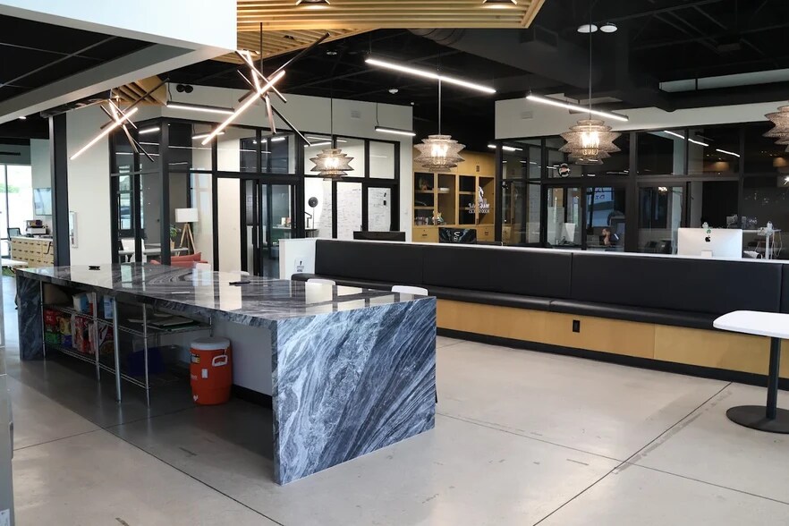 4421 N Thanksgiving Way, Lehi, UT à louer - Photo de l’immeuble – Image 3 sur 10