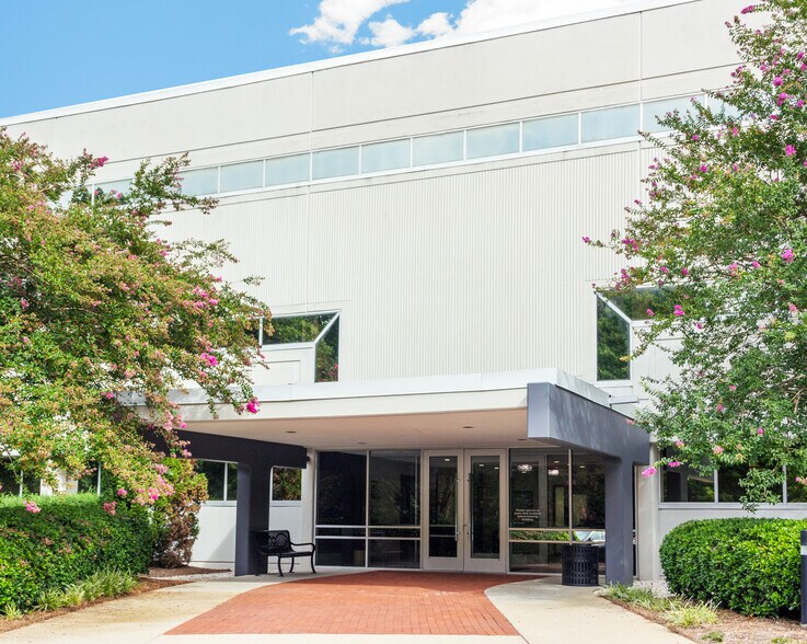 5711 Six Forks Rd, Raleigh, NC à louer - Photo de l’immeuble – Image 3 sur 9
