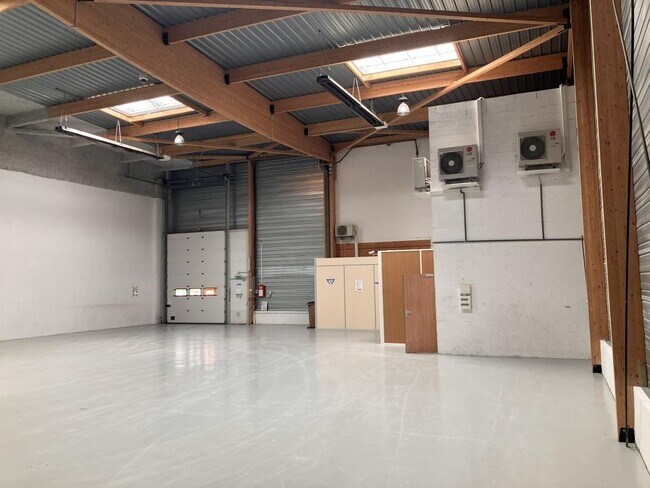 Plus de détails pour 49 Bis Rue Du Commandant Rolland, Le Bourget - Bureau, Local d'activités à louer