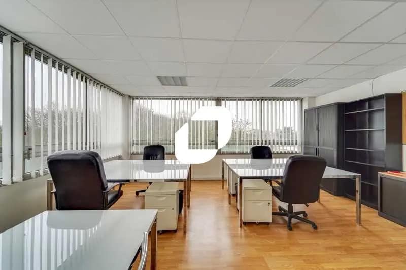 Bureau dans Ris-Orangis à louer - Photo de l’immeuble – Image 2 sur 13
