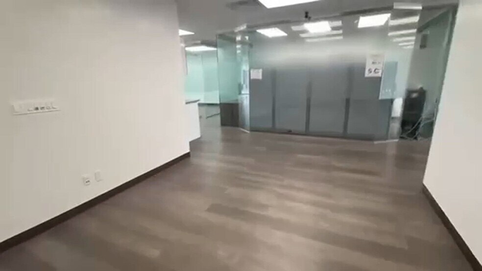 13668 Roosevelt Ave, Flushing, NY à louer - Vidéo sur l’annonce professionnelle – Image 2 sur 10