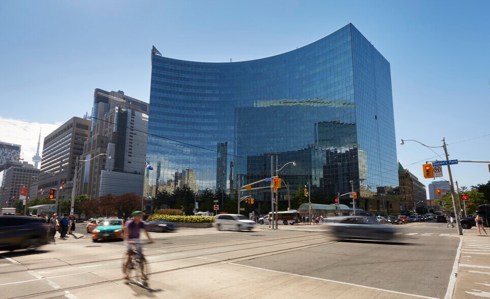 700 University Ave, Toronto, ON à louer - Photo de l’immeuble – Image 1 sur 5