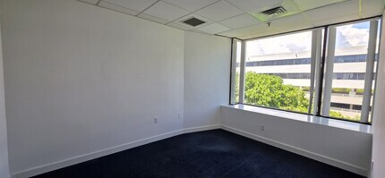 2100 Coral Way, Miami, FL à louer Photo intérieure– Image 2 sur 5