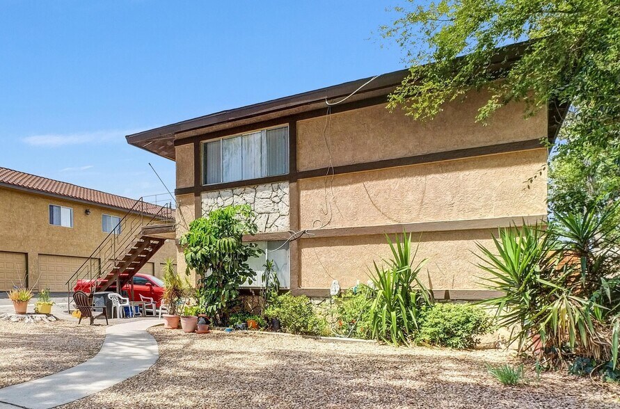 712 E Howard St, Corona, CA à vendre - Photo de l’immeuble – Image 1 sur 10