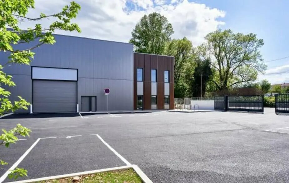 Local d'activités dans Saint-Genis-Laval à vendre - Photo de l’immeuble – Image 2 sur 15