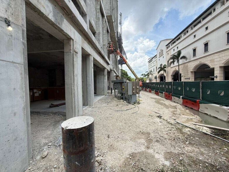 4011 Salzedo St, Coral Gables, FL à louer - Photo de l’immeuble – Image 3 sur 14