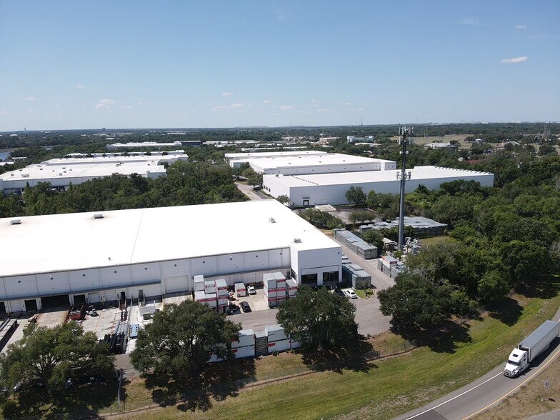 8600-8655 Elm Fair Blvd, Tampa, FL à louer - Photo de l’immeuble – Image 1 sur 3