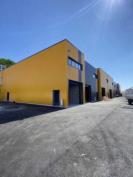 Local d’activités dans Lunel à louer - Photo de l’immeuble – Image 1 sur 5