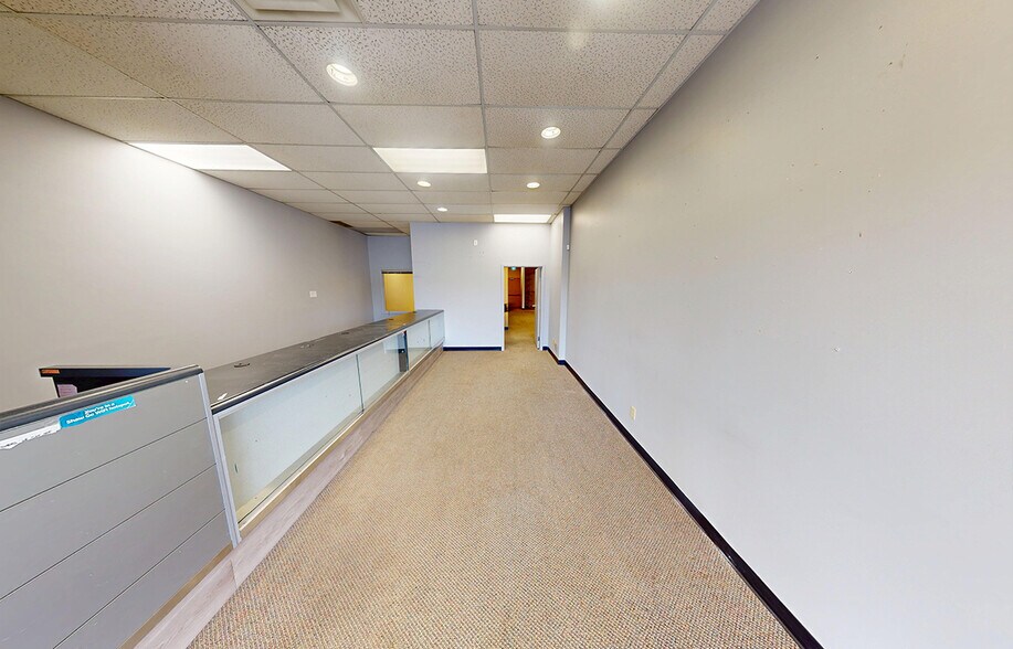 1050 Henderson Hwy, Winnipeg, MB à louer - Photo de l’immeuble – Image 3 sur 8