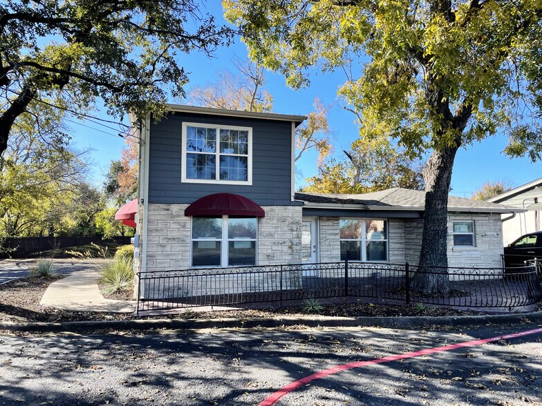 519 N Bell Blvd, Cedar Park, TX à louer - Photo de l’immeuble – Image 2 sur 14