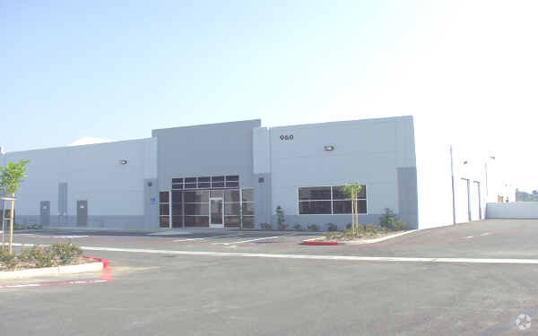 956 W 10th St, Azusa, CA à louer - Photo de l’immeuble – Image 2 sur 3