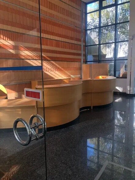 Bureau dans Montigny-le-Bretonneux à vendre - Hall d’entrée – Image 2 sur 9