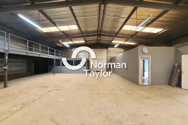 Plus de détails pour Local d'activités à louer