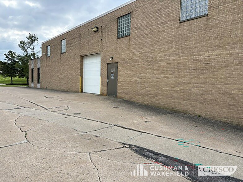 6850 Cochran Rd, Solon, OH à louer - Photo de l’immeuble – Image 2 sur 10