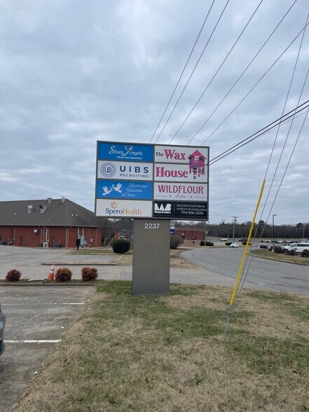 2237 Lowes Dr, Clarksville, TN à louer - Photo de l’immeuble – Image 3 sur 7