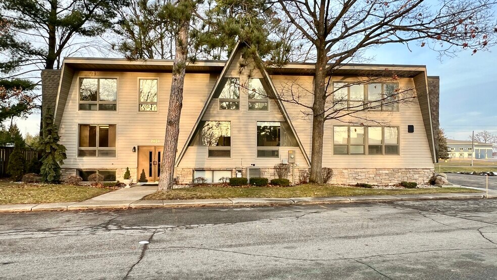 2604 Sunnyside Dr, Cadillac, MI à vendre - Photo principale – Image 1 sur 57