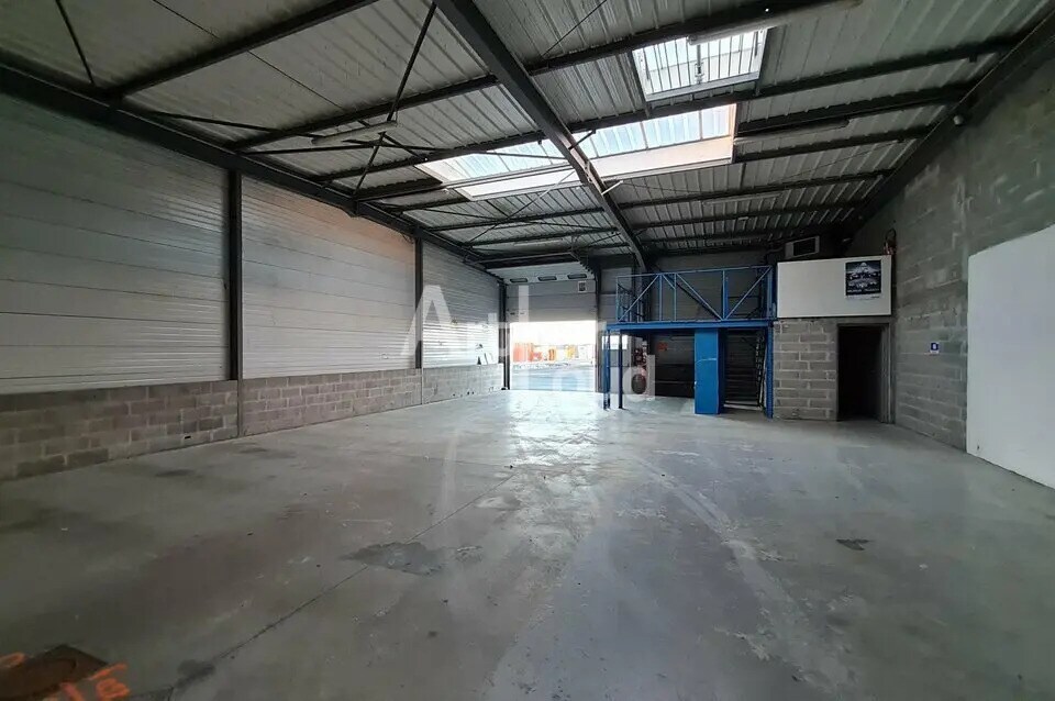 Local d’activités dans Saint-Maur à louer Photo de l’immeuble– Image 1 sur 2