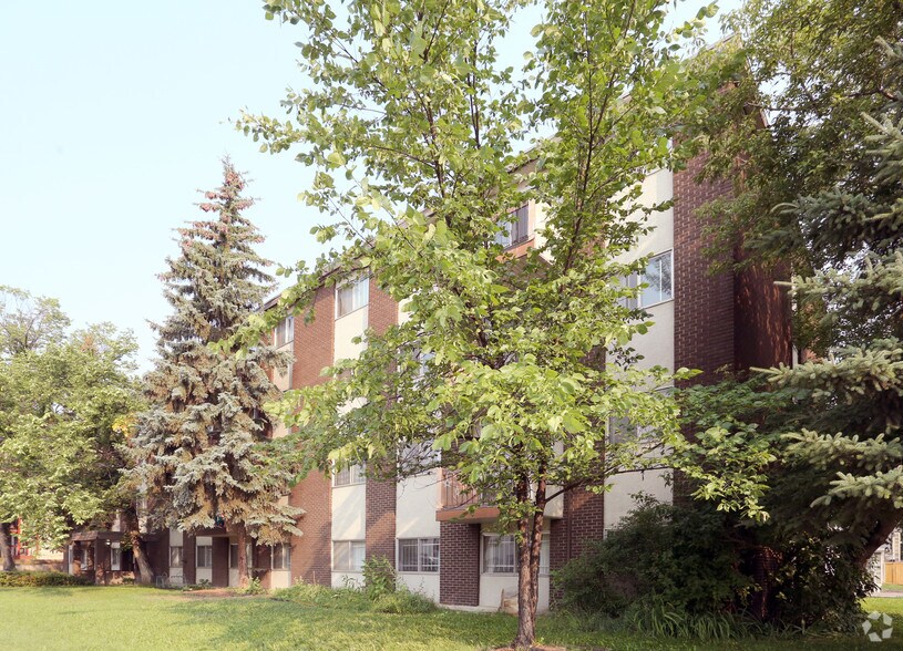 9818 82nd Ave NW, Edmonton, AB à vendre - Photo de l’immeuble – Image 2 sur 2
