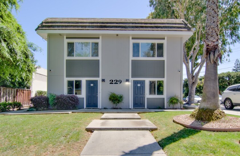229 Polaris Ave, Mountain View, CA à louer - Photo de l’immeuble – Image 2 sur 16