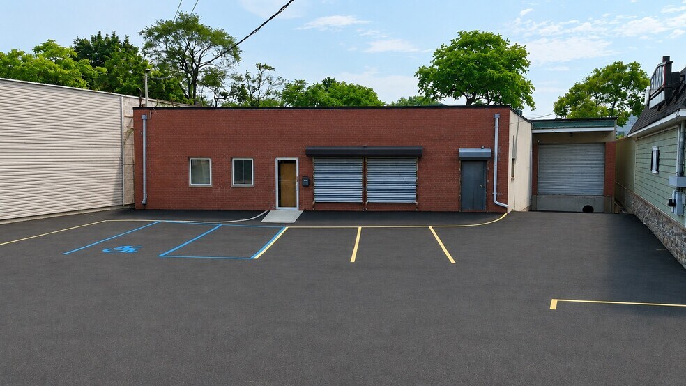120 New Hyde Park Rd, Franklin Square, NY à louer - Photo de l’immeuble – Image 1 sur 15