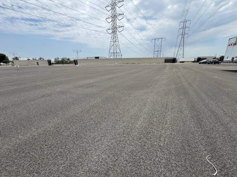 5601 E Santa Ana St, Ontario, CA à louer - Photo de l’immeuble – Image 2 sur 8