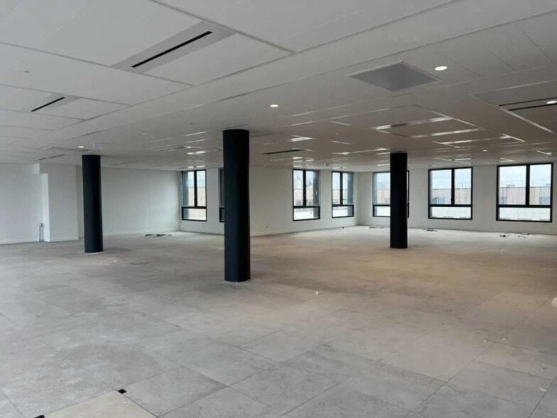 7 Rue Georges Stephenson, Montigny-le-Bretonneux à louer - Photo de l’immeuble – Image 2 sur 14