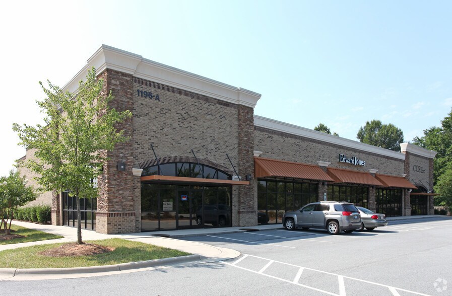 1196 Pleasant Ridge Rd, Greensboro, NC à louer - Photo principale – Image 1 sur 26