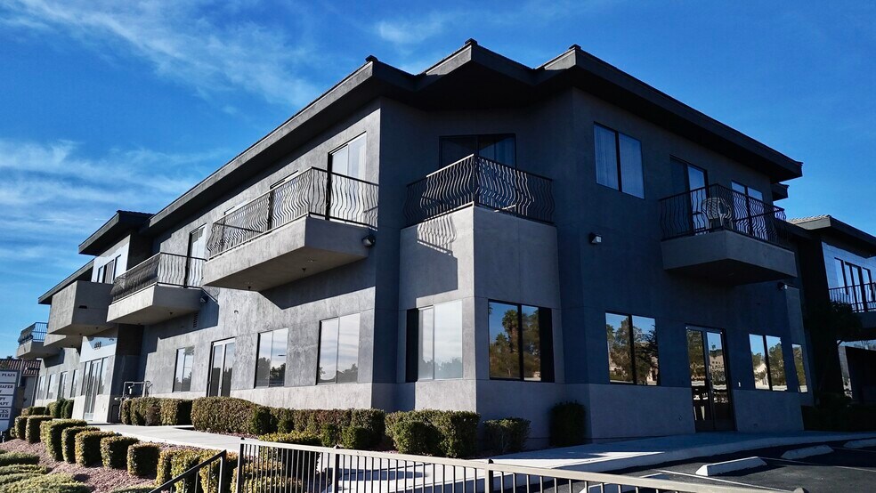 1333 N Buffalo Dr, Las Vegas, NV à louer - Photo de l’immeuble – Image 3 sur 18